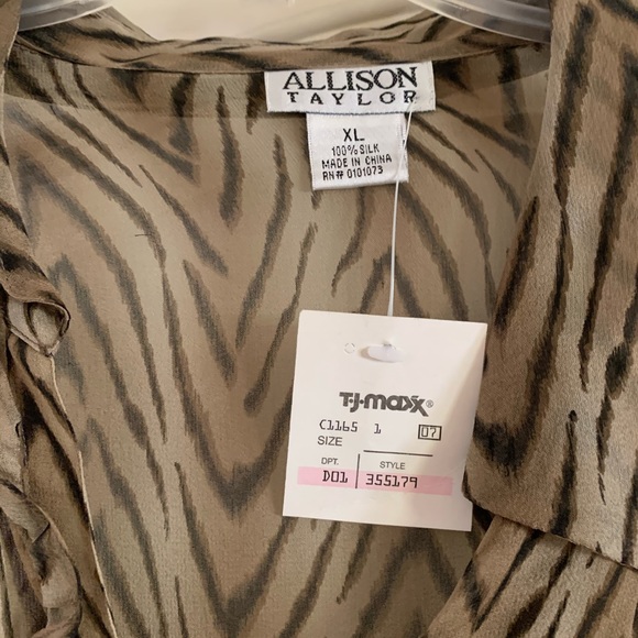 ***NWT*** Allison Taylor Button Down Tiger Blouse - Picture 3 of 3